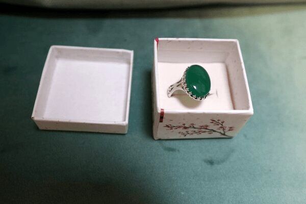 هدیه رهبر انقلاب به همسر شهیدی که انگشت و انگشتر شهیدش را ربودند