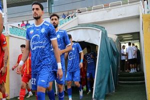 استقلال با هوادارانش تمرین می‌کند