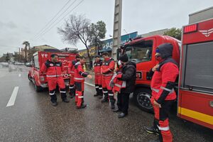 نجات راننده محبوس در خودرو پس از برخورد با تیر برق در بندرعباس