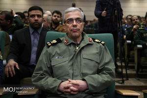 سرلشکر باقری از نمایشگاه دستاوردهای صنعت دفاعی بازدید کرد