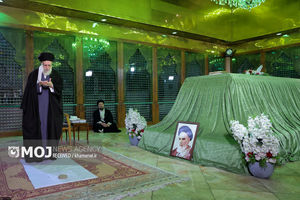 آغاز جشن‌های چهل‌وهفتمین سالگرد پیروزی انقلاب اسلامی با حضور حضرت آیت‌الله خامنه‌ای در حرم مطهر حضرت امام خمینی(ره)