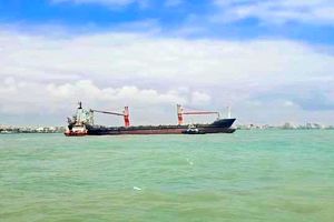 کشتی‌ کانتینری به گِل نشسته در لنگرگاه بندرعباس شناورسازی شد