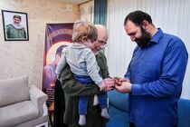 رئیس مجلس در منزل شهید فرج‌الله شوشتری حضور یافت