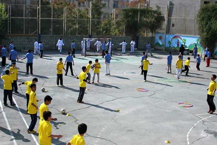 دانش آموزان زنگ تفریح در کلاس ها بمانند/تعطیلی زنگ ورزش به علت آلودگی هوا
