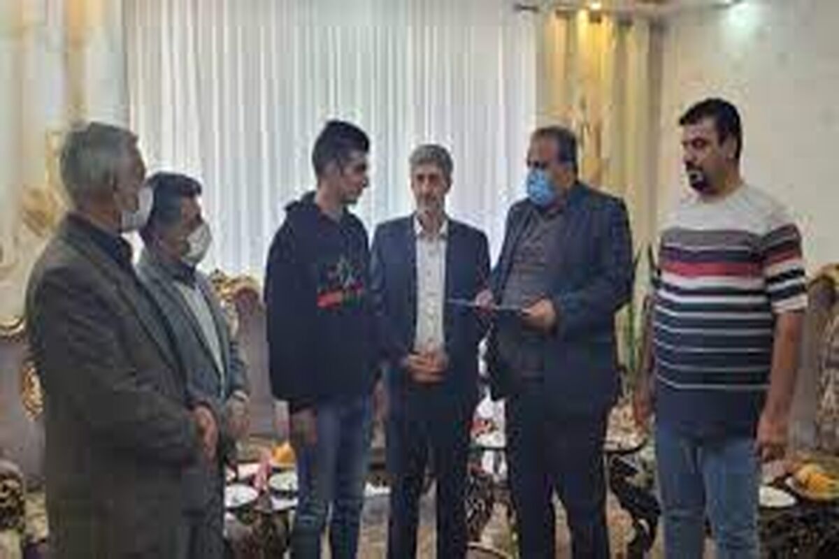 قهرمان نیمه شنوا