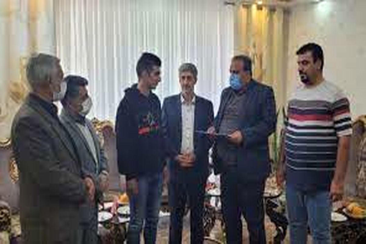 قهرمان نیمه شنوا