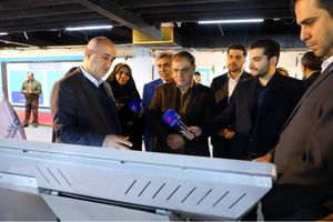 بازدید عضو دفتر حفظ و نشر آثار رهبر معظم انقلاب از غرفه بانک دی