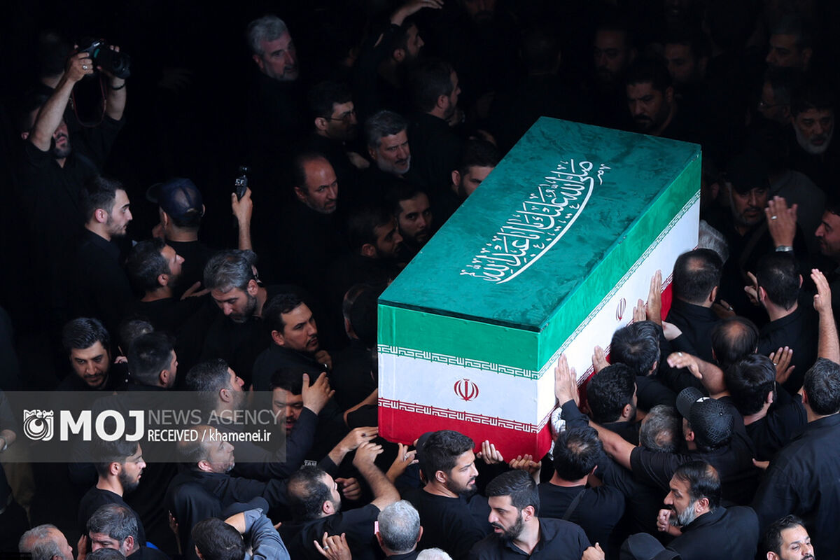 اقامه نماز بر پیکر رهبر شهید انقلاب با حضور جمعی از مسئولان، کارگزاران نظام