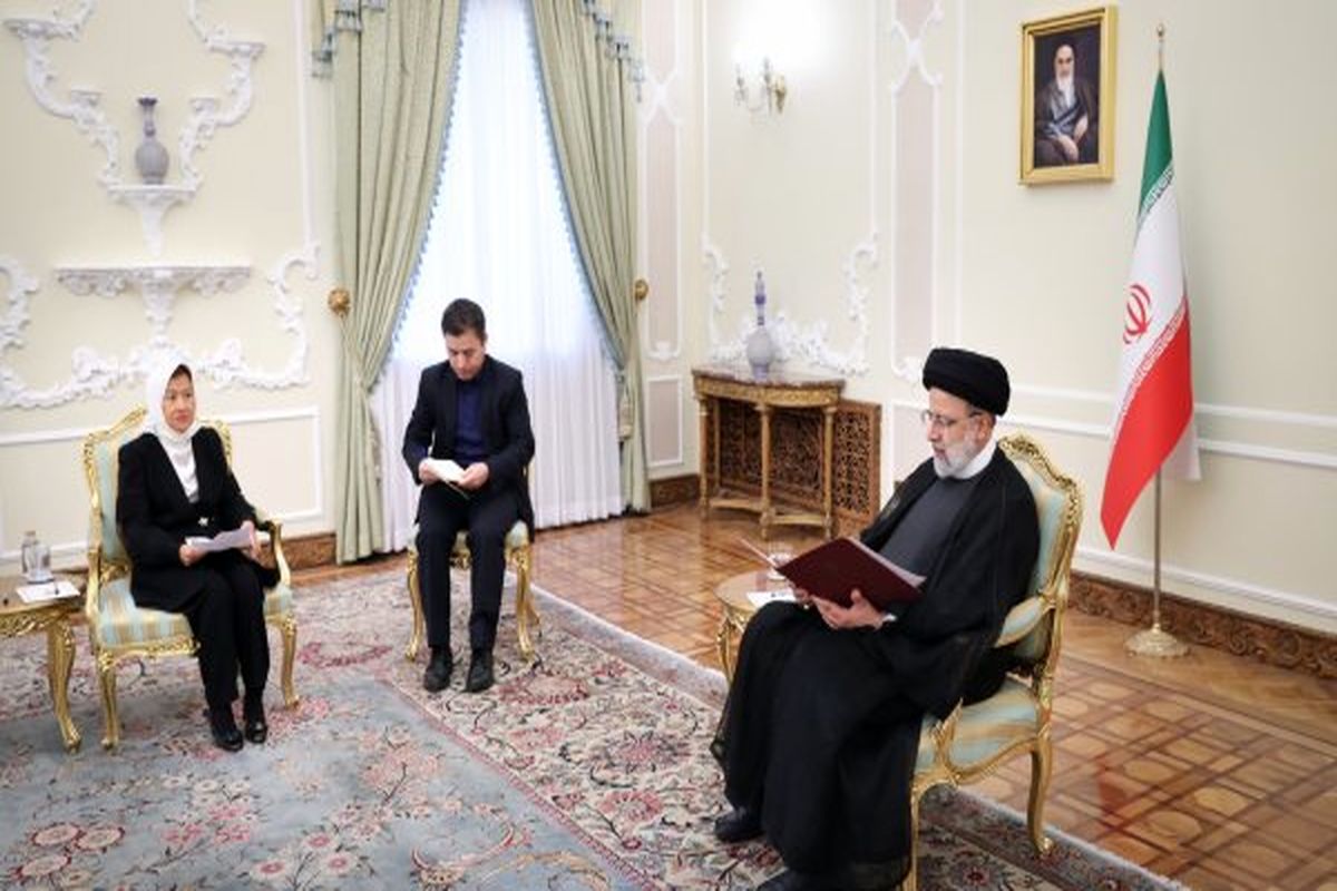 رئیس جمهور در آیین دریافت استوارنامه سفیر آکردیته اکوادور