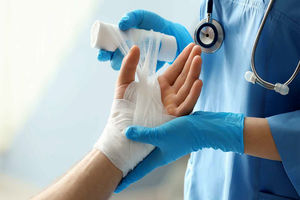 انفجار مواد محترقه باعث مصدومیت ۲ نوجوان قمی شد