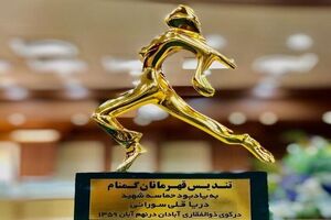 اهدا تندیس قهرمانان گمنام به خانواده سردار شهید حاجی‌زاده و سیدحسین موسوی