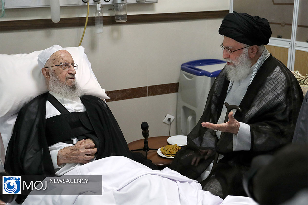 عیادت رهبر معظم انقلاب اسلامی از حضرت آیت الله مکارم شیرازی
