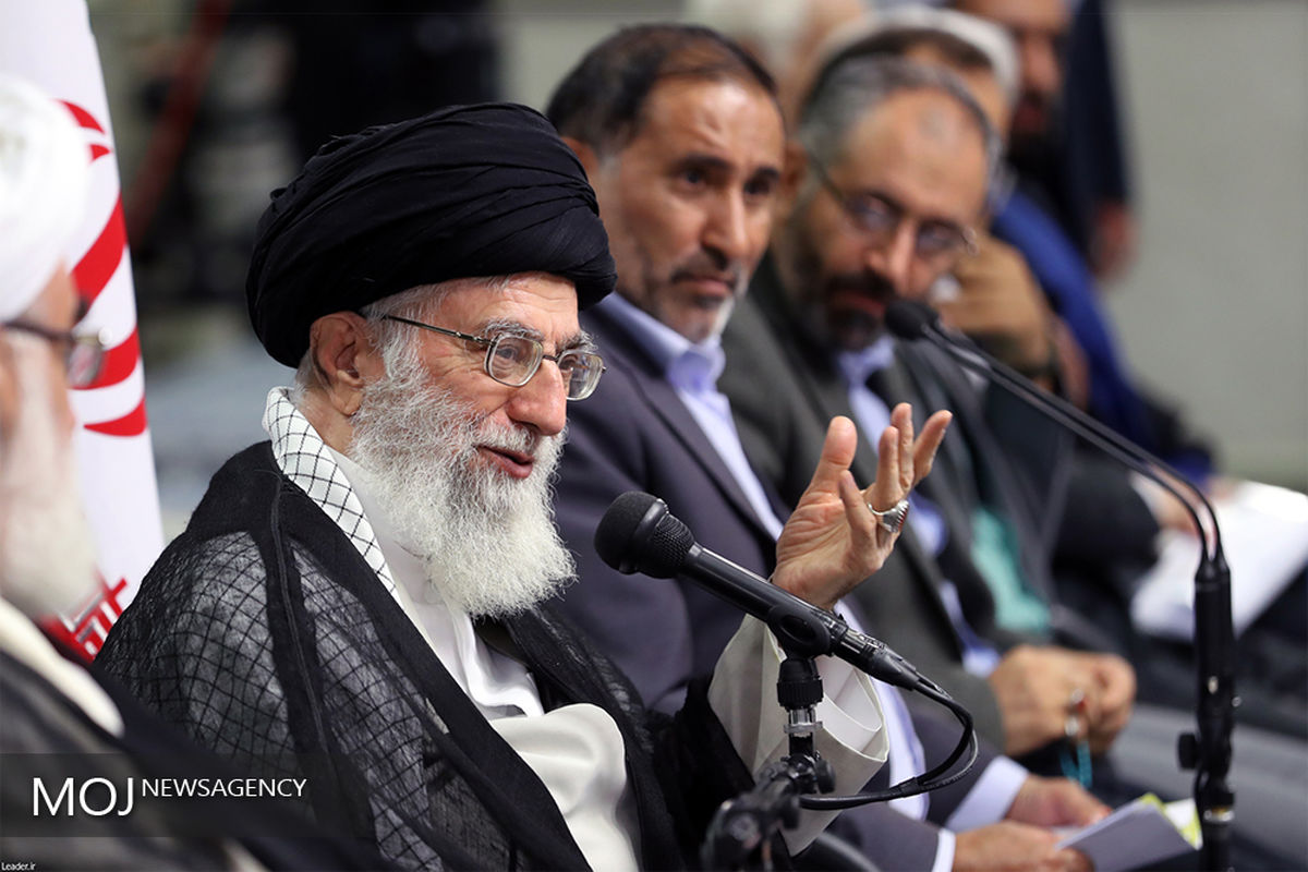 دیدار جمعی از شاعران و اهالی فرهنگ و ادب با مقام معظم رهبری