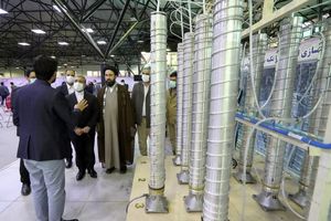 غلامحسین اسماعیلی  از نمایشگاه دستاورد‌های هسته‌ای کشور بازدید کرد