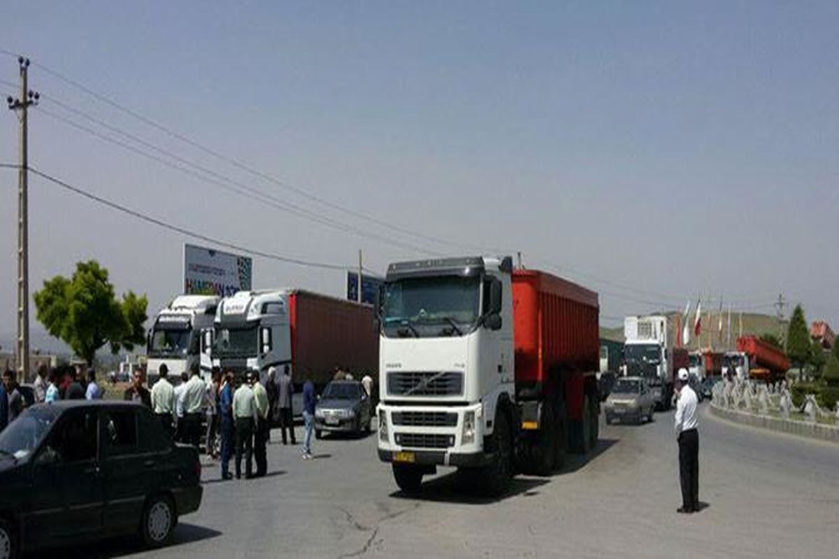 اخلالگران در مسیر کامیون ها