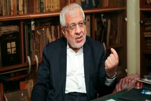 خانواده های شهدا از بایدن، مکرون، سران انگلیس و عاملان و مباشران فتنه، شکایت کنند