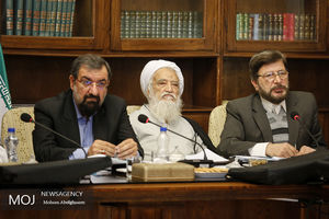 مجمع باید نظارت خود را بر نحوه اجرایی شدن سیاست‌های کلی  اعمال کند