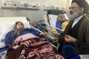  نماینده رهبر انقلاب از مصدومین زلزله کرمانشاه عیادت کرد
