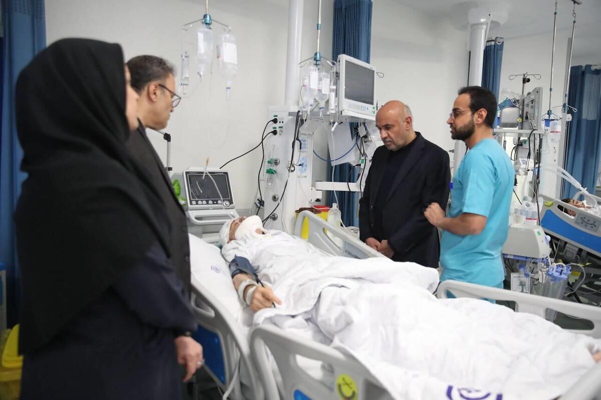 وزیر رفاه در عیادت از مجروحان جنگی