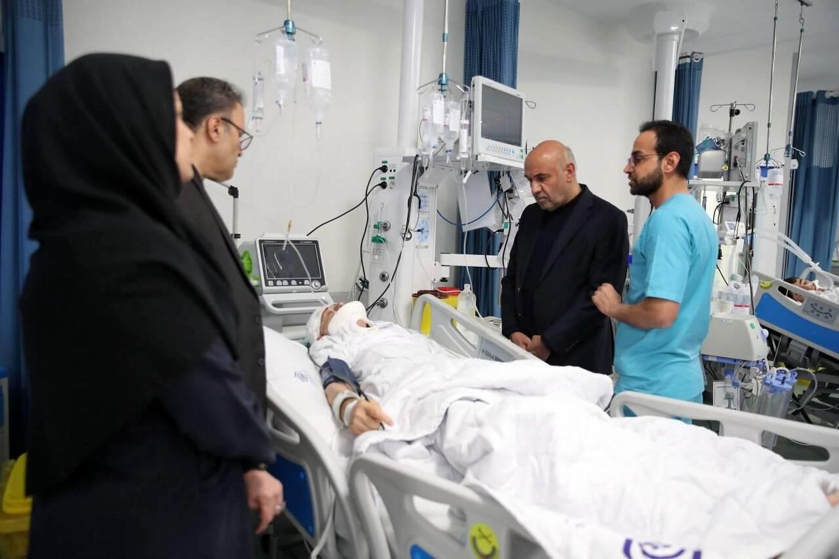 وزیر رفاه در عیادت از مجروحان جنگی