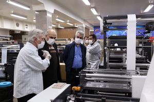 دانش از چاپخانه ای که روزانه 100 هزار ماسک تولید می کند بازدید کرد