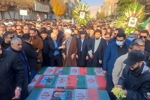 پیکر مطهر ۵ شهید امنیت، همزمان با راهپیمایی مردم شیراز تشییع شد 