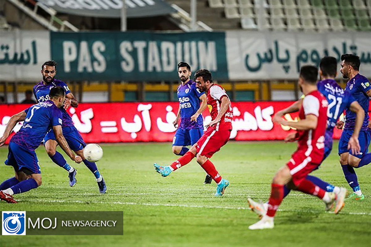 دیدار تیم‌ های فوتبال هوادار و پرسپولیس 