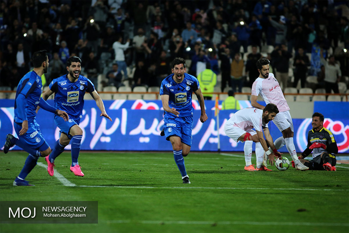 دیدار تیم های فوتبال استقلال تهران و نساجی مازندران