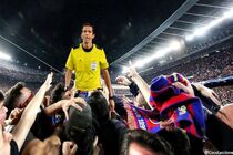 داور جنجال‌ساز بازی بارسا - پاری‌سن‌ژرمن در آغوش هواداران بارسلونا + عکس