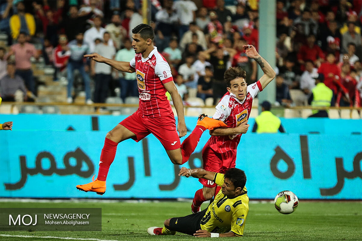 دیدار تیم های فوتبال پرسپولیس و پارس جنوبی جم