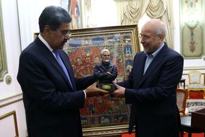 رئیس مجلس هدیه خانواده شهید سلیمانی را به رئیس جمهور ونزوئلا رساند