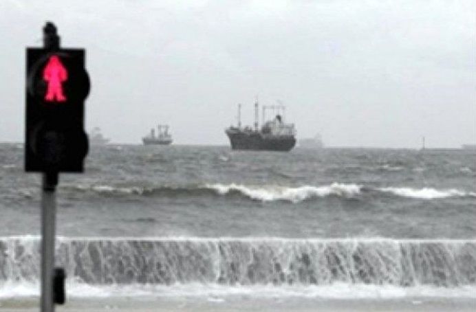 تلاطم شدید دریا، اسکلههای گردشگری قشم را تعطیل کرد