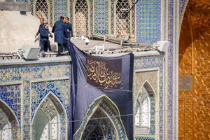 تعویض کتیبه های حرم مطهر رضوی در آستانه سالروز شهادت امام رضا(ع)