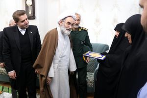 حضور نماینده محترم ولی فقیه در استان و فرماندار رشت در منزل سه شهید والامقام شهرستان