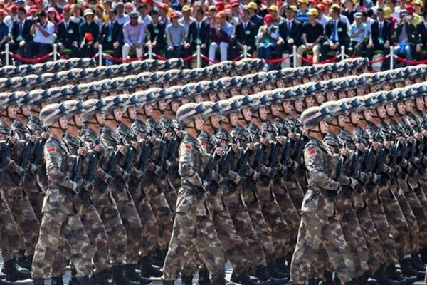 چین از سامانه‌های راهبردی و ربات‌های جنگی پیشرفته در رژه پکن رونمایی کرد