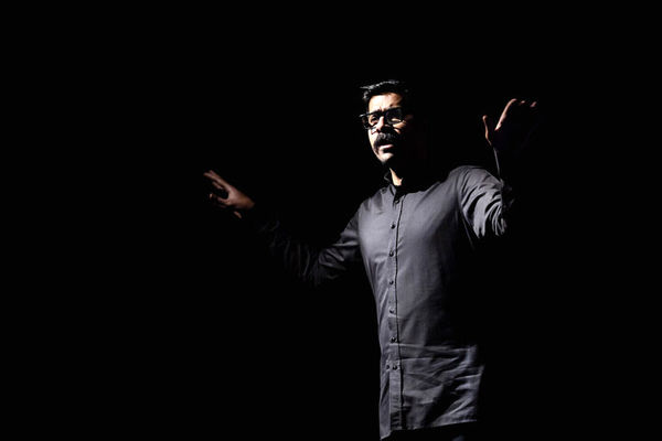 وصال علوی در فضای باز کاخ نیاوران می‌خواند