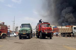 آتش در یکی از انبار‌های بخش خصوصی مجتمع بندری امام خمینی در مراحل پایانی اطفا است