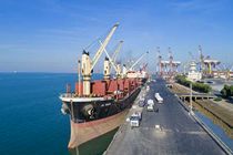 پهلوگیری ۲ فروند کشتی حامل کالاهای اساسی در بندر شهید رجایی