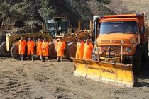  75 دستگاه ماشین آلات سبک و سنگین در ستادهای برف روبی نقاط مختلف شهر مستقر شده اند