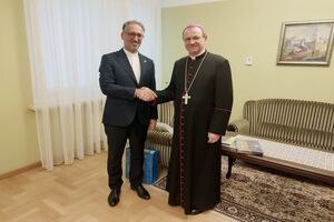 گفت‌وگوی سفیر ایران با اسقف اعظم لهستان