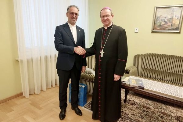 گفت‌وگوی سفیر ایران با اسقف اعظم لهستان