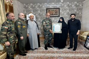 فرمانده نیروی زمینی ارتش با خانواده شهید سپهبد موسوی دیدار کرد