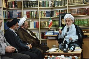 روحانیون در برطرف کردن مشکلات جامعه تلاش کنند