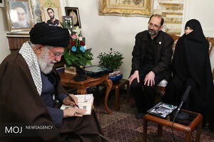 حضور مقام معظم رهبری در منزل شهید محمدحسین حدادیان