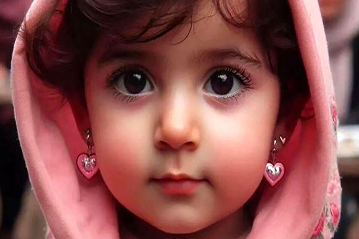 دختر+کاپشن+صورتی+گوشواره+قلبی