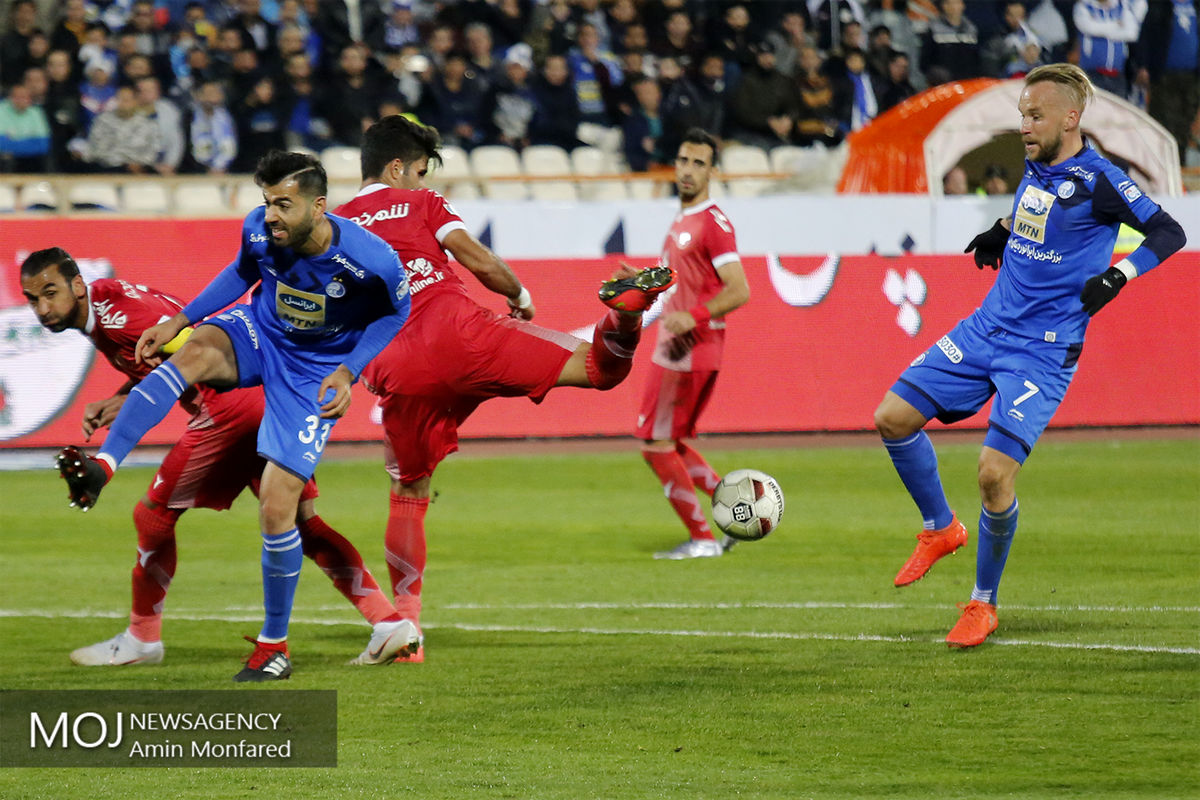 دیدار تیم های فوتبال استقلال تهران و پدیده مشهد