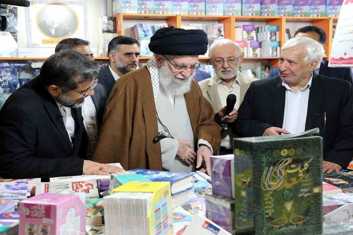 بازدید رهبری از نمایشگاه کتاب تهران