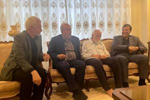 وزیر ورزش از اردشیر لارودی عیادت کرد