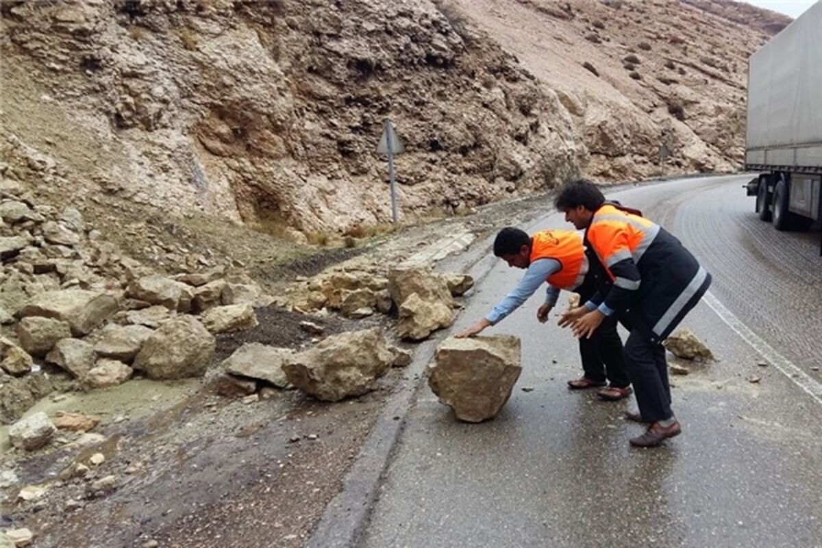 بسته شدن جاده به علت ريزش كوه