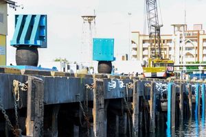 نصب 13 عدد فندر در اسکله ۵ و ۶ بندر شهید باهنر هرمزگان